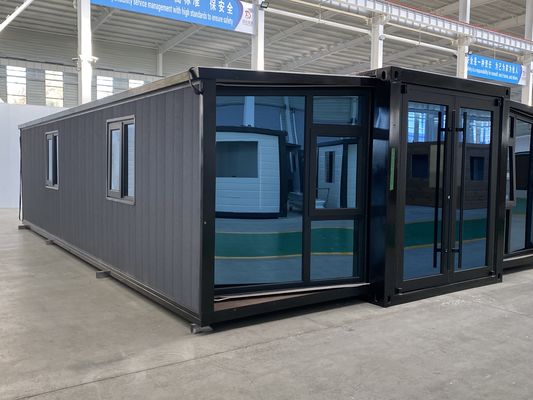 Двухкрыловой контейнерный дом с балконом и стальной конструкцией - идеальное решение для размещения на стройплощадке.
